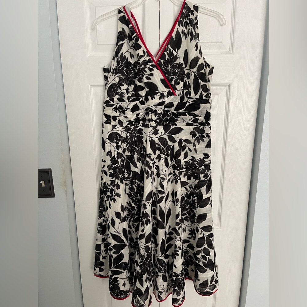 Dress sleeveless dress with red trimming